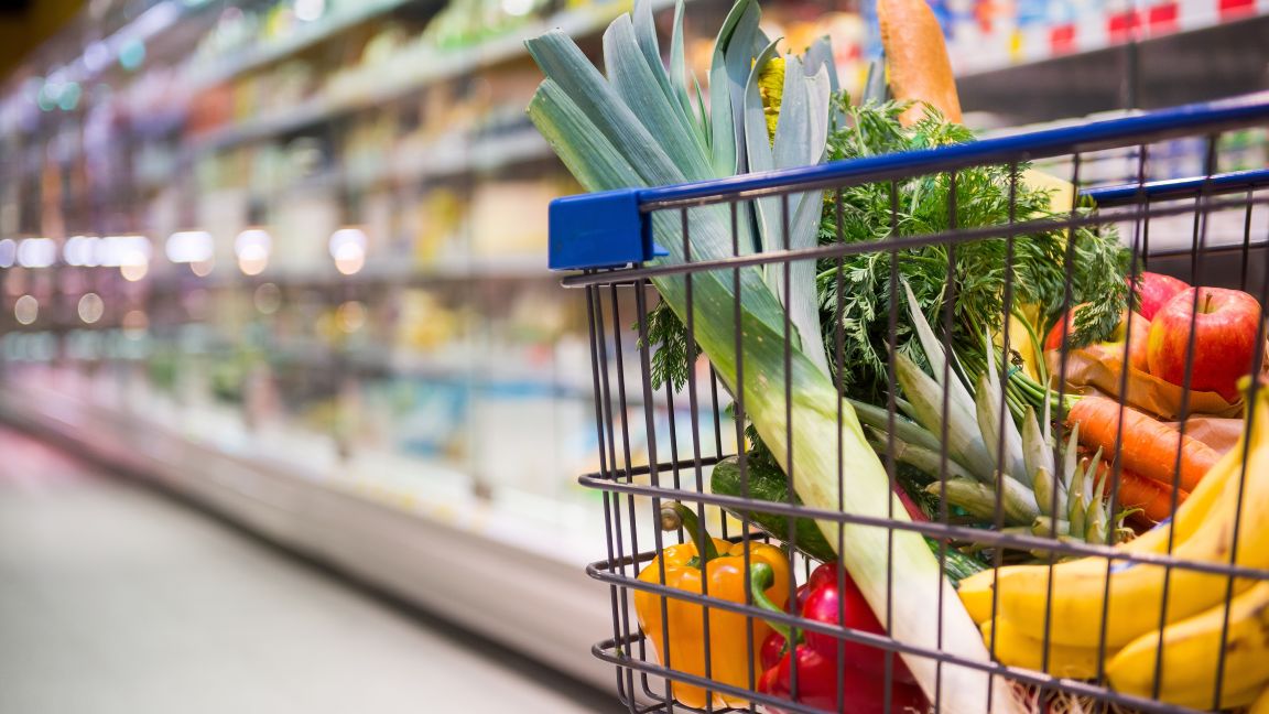 gefüllter Einkaufsagen im Supermarkt